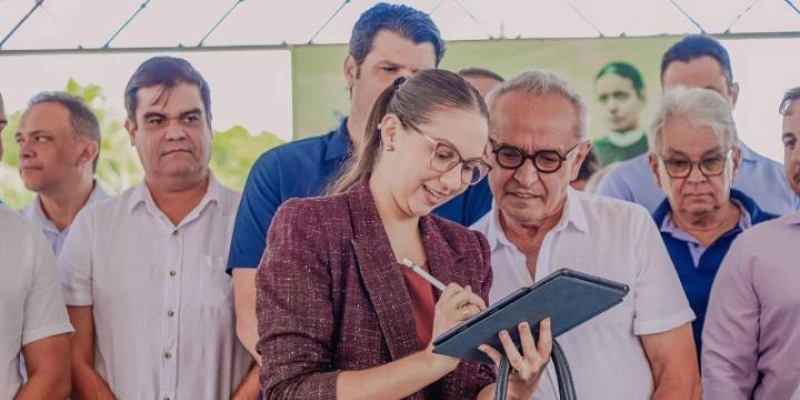 Prefeito assina termo para beneficiar instituições de longa permanência e entrega calçadas padronizadas no Bairro dos Estados
