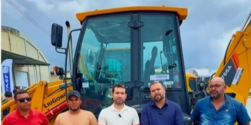 Deputado Estadual Michel Henrique entrega retroescavadeira ao município de Camalaú