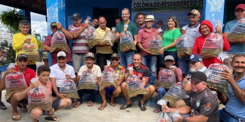 Governo da Paraíba distribui 100 mil alevinos e beneficia pescadores da região de Condado, no Sertão