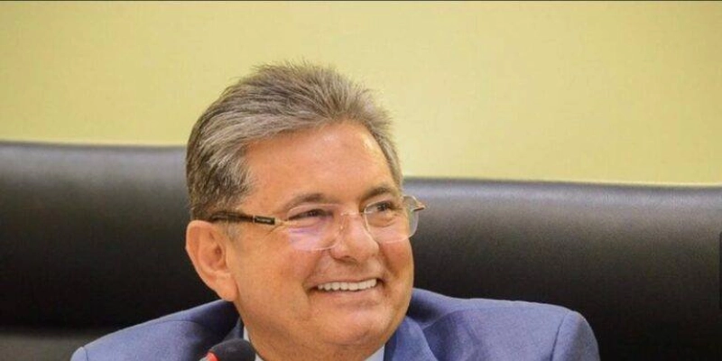 Indefinição de Romero Rodrigues para eleições em Campina Grande preocupa Adriano Galdino