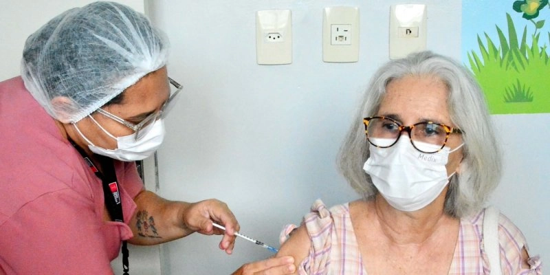 Saúde orienta a importância de atualizar caderneta de vacinação de acordo com a faixa etária