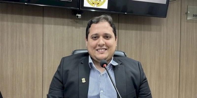 Novinho de Carlão mostra Requerimento aprovado para asfaltar ruas no Alto Capanema em Sousa 