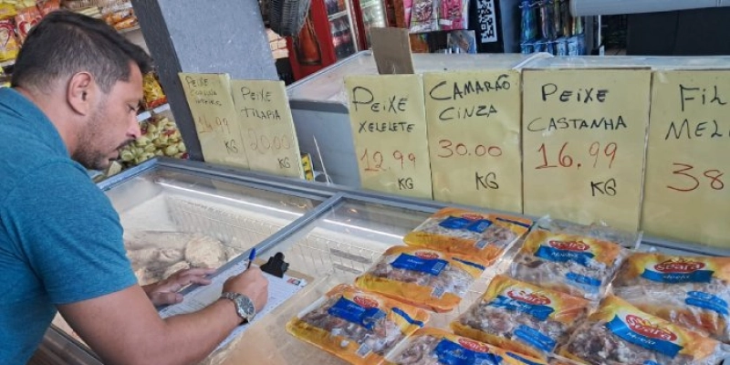 Procon apreende dezenas de produtos alimentícios impróprios para o consumo e autua supermercado, em JP