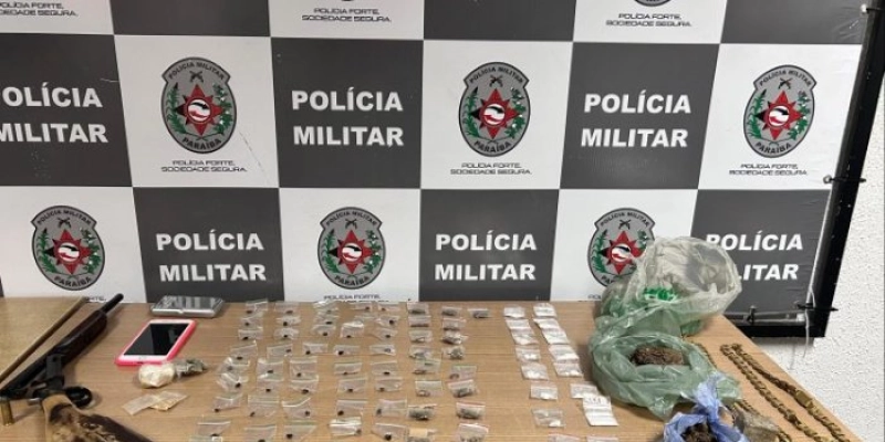 Polícia Militar prende cinco foragidos da Justiça, acusados de tráfico, e apreende arma e mais de 1100 porções de entorpecentes 