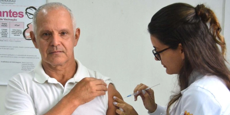 Idosos e demais grupos prioritários devem se vacinar contra Covid-19
