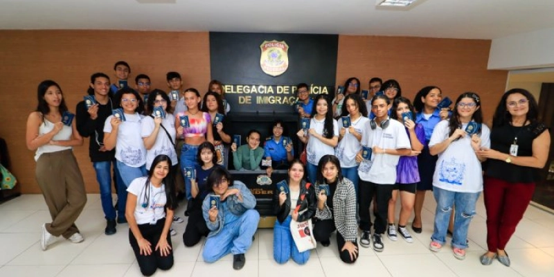 Conexão Mundo: estudantes da rede estadual recebem passaportes para intercâmbio no Reino Unido