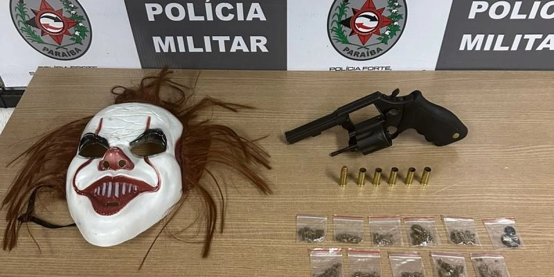 Polícia apreende arma, drogas e máscara que seriam de traficantes 