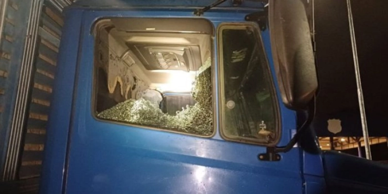 PRF detém dois homens suspeitos de lançar paralelepípedo para assaltar caminhoneiro e recupera veículo roubado