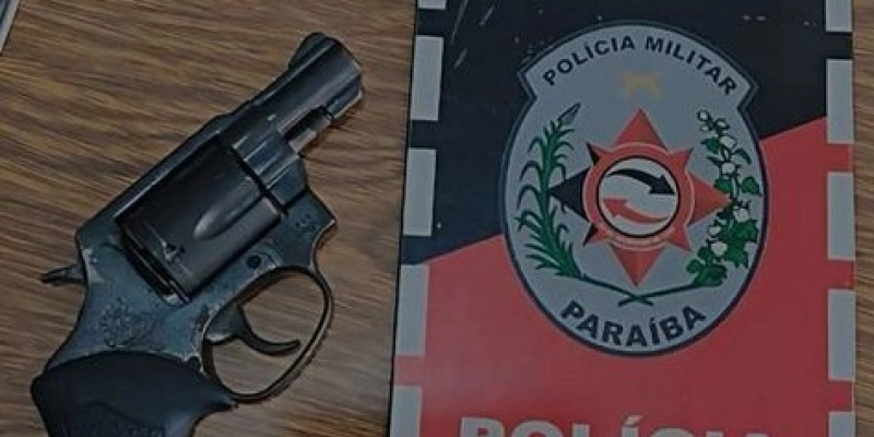 Homem  é preso com arma de fogo, após ele ter roubado carro e ser interceptado pela PM