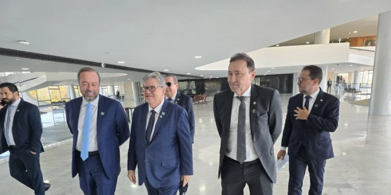 João Azevêdo acompanha anúncio de investimentos em infraestrutura com presença de Lula e se reúne com Geraldo Alckimin
