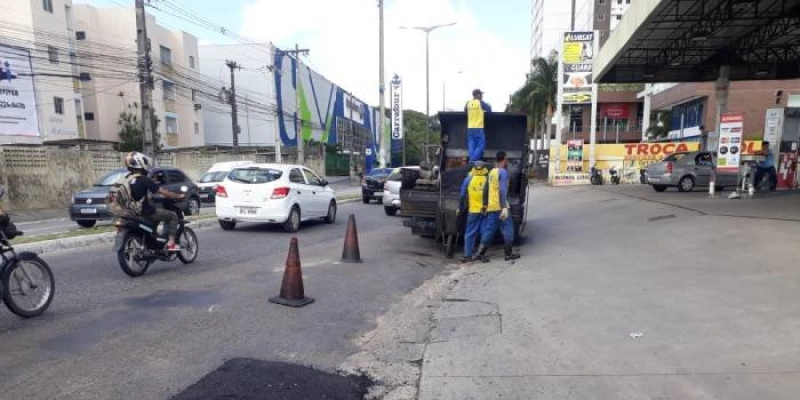 Operação Tapa-Buraco recupera pavimentação em mais de 20 bairros nesta terça-feira