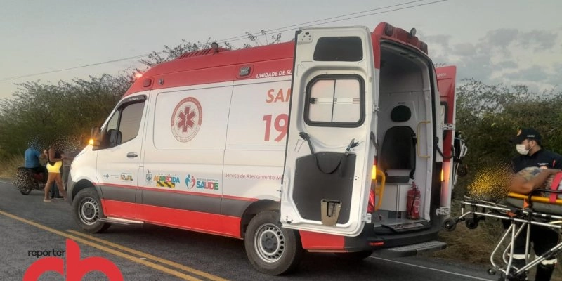 Mulher é socorrida pelo SAMU, após sofrer queda de moto na PB 359, próximo a Aparecida