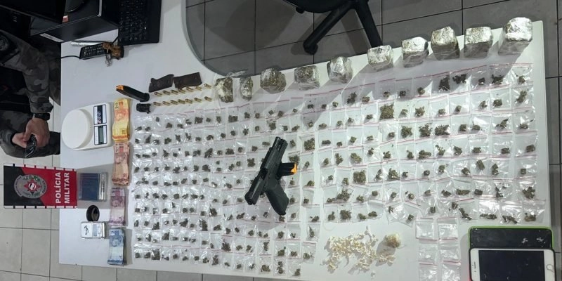 Polícia apreende pistola, mira laser, e mais de 360 porções de drogas com acusados de tráfico
