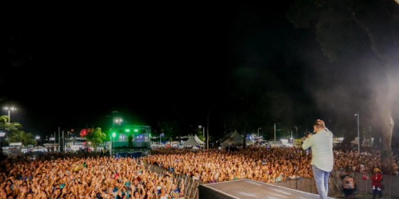 Multidão lota Parque Solon de Lucena em noite de adoração e louvores com padre Nilson Nunes