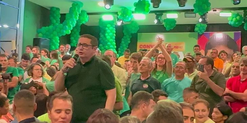 Vereador Cacá Gadelha expõe motivos para deixar Oposição, sobe no palanque de Tyrone e declara apoio a Helder para Prefeito