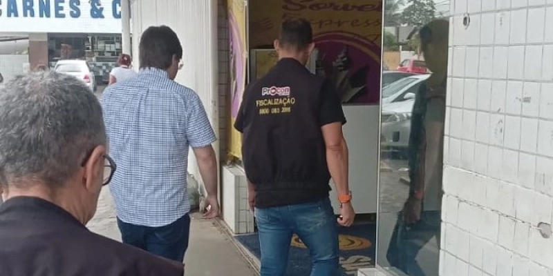 Ação integrada fiscaliza e autua supermercados para garantir aplicação de legislação contra preconceitos