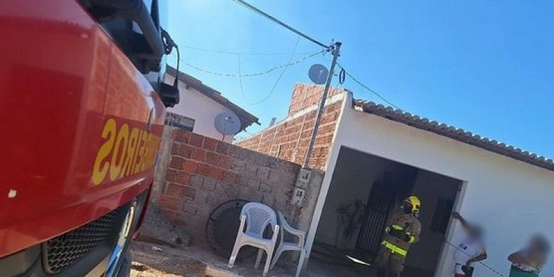 Corpo de Bombeiros é acionado para atender ocorrência de incêndio em residência, em Sousa 