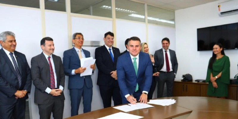  Oito promotores de Justiça tomam posse na 3ª entrância