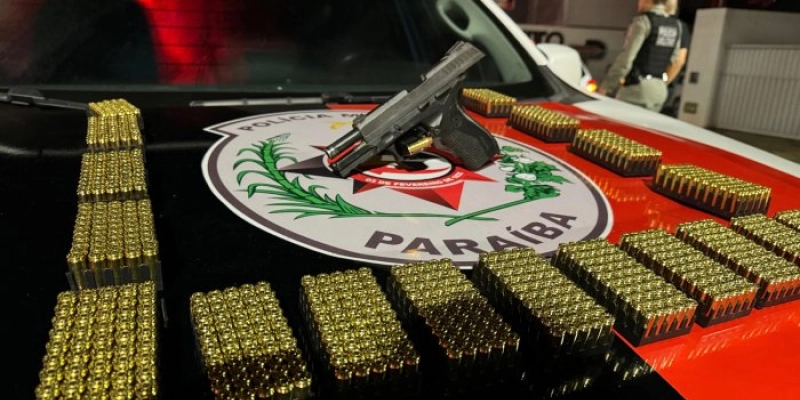 Polícia Militar apreende com homem motocicleta roubada, arma de fogo e 900 munições