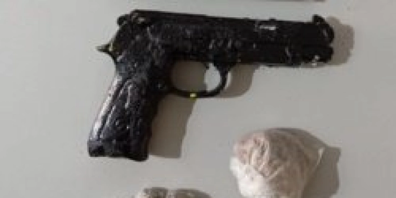 Polícia prende indivíduos e apreende drogas e simulacro de pistola