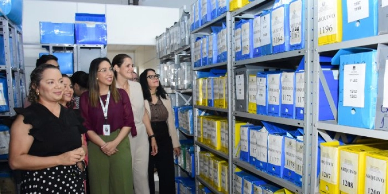 Representantes do Governo do Estado, professores e alunos conhecem o Arquivo do Fórum Cível