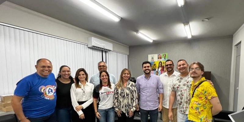 Sílvia Benjamin promove encontro entre secretário de Educação e Associação de Professores de Espanhol