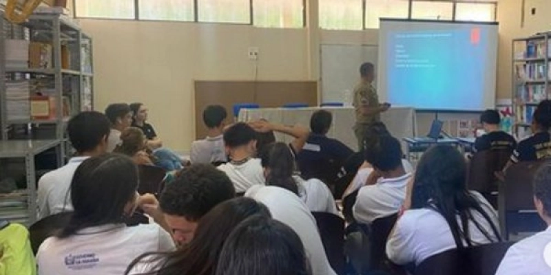 Polícia Militar promove palestra sobre prevenção às drogas na Escola Estevam Marinho, em São Gonçalo