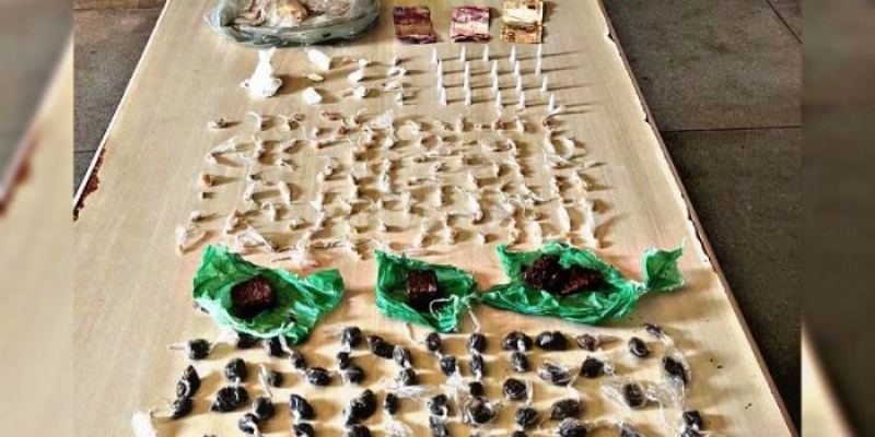 Ação contra o tráfico de drogas apreende várias embalagens de cocaína, crack e maconha