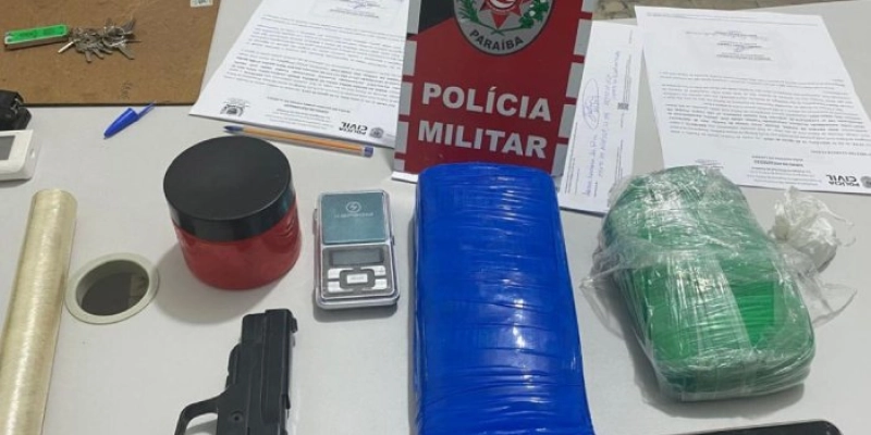 Polícia Militar, em Pombal, apreende vasta quantidade de drogas e simulacro de arma de fogo