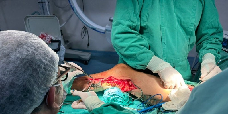 Complexo de Patos realiza procedimento cirúrgico vascular inédito na unidade