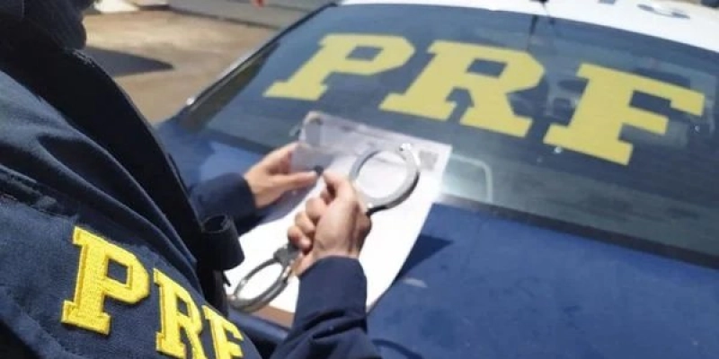 PRF na Paraíba captura foragido da Justiça por tráfico de drogas e detém jovem por dirigir drogado