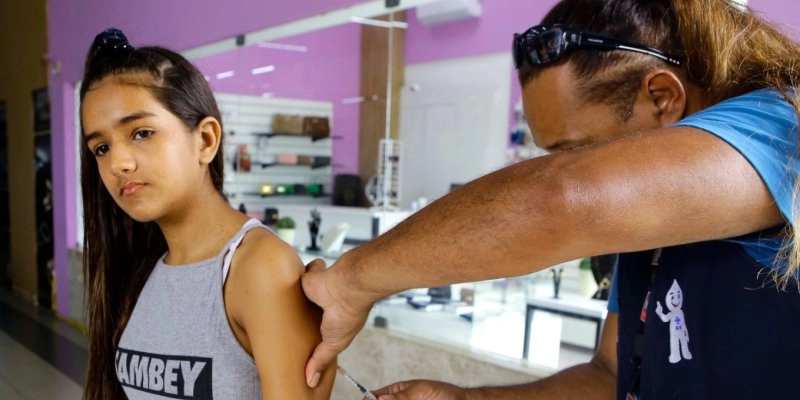 Crianças e adolescentes de 9 a 14 anos devem tomar a vacina que protege contra a dengue