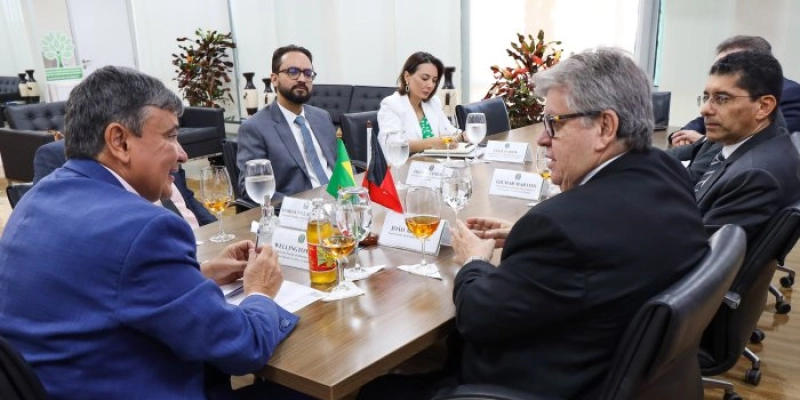 João Azevêdo se reúne com ministro Wellington Dias e trata de lançamento do programa “Acredita no Primeiro Passo”, na Paraíba