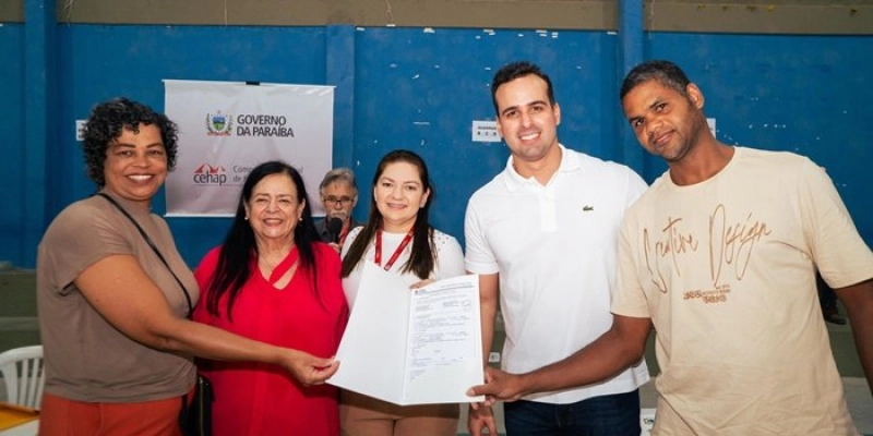 Vice-governador entrega escrituras de casas a 130 famílias em Campina Grande