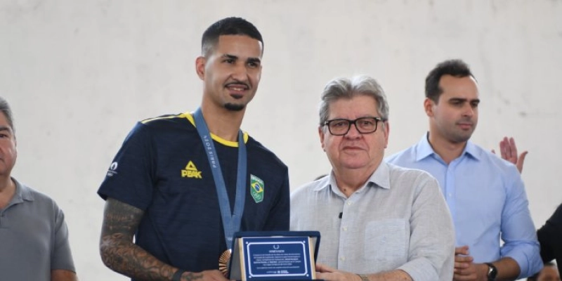 João Azevêdo recepciona medalhista olímpico Netinho e destaca investimentos do Governo da Paraíba no esporte