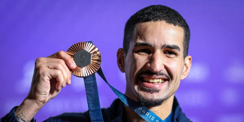 Michel Henrique apresenta Voto de Aplauso ao atleta Netinho, medalhista de bronze em Paris 2024