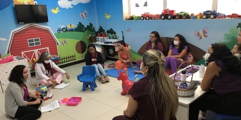Hospital Metropolitano realiza roda de diálogos com pacientes e acompanhantes sobre violência contra a mulher