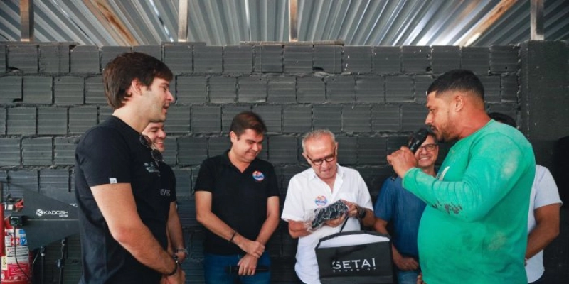 Com empresários e trabalhadores do Grupo GP, Cícero avalia crescimento da construção civil