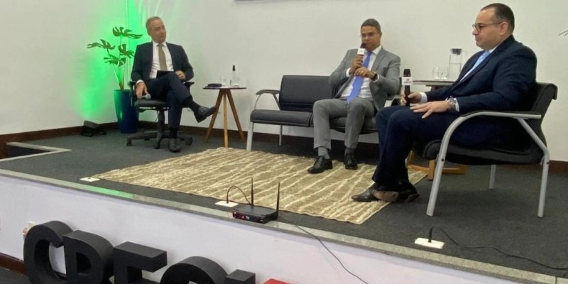 Talk-show sobre direito imobiliário conta, por quase 3h, com atenção e participação de corretores