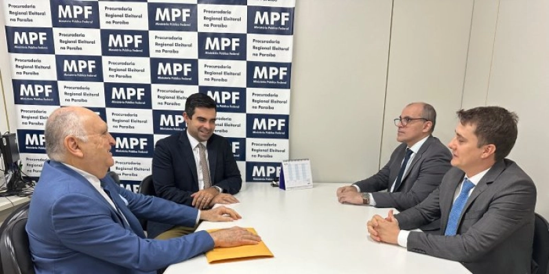 Presidente do TCE entrega relatório da auditoria sobre contratações e despesas em terceirização ao procurador eleitoral