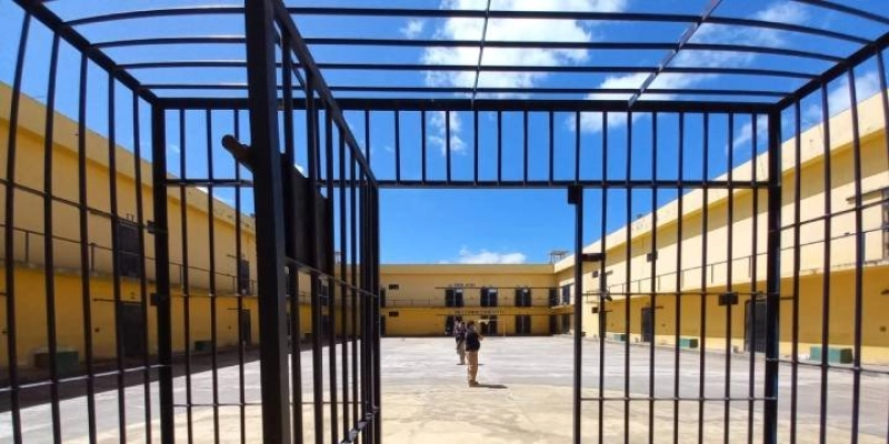Madrugada de fuga em Cajazeiras: Autoridades buscam três detentos foragidos da Penitenciária Padrão 