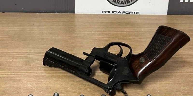  Acusado tenta fugir da PM, joga arma em cima do telhado de uma casa, mas acaba preso na Capital