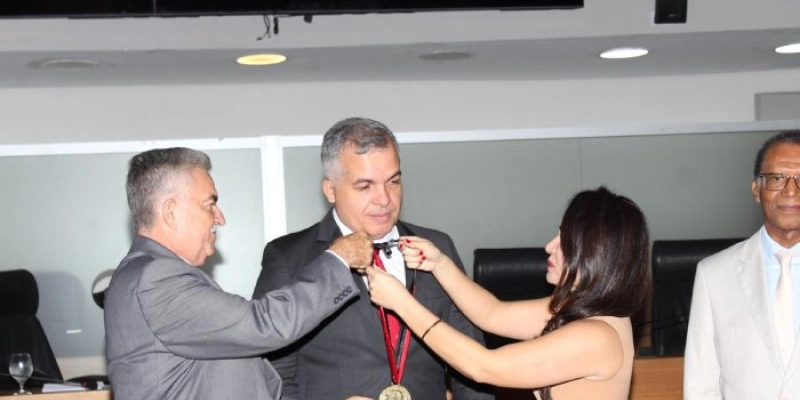 Assembleia concede medalha Epitácio Pessoa ao presidente do TRT-13