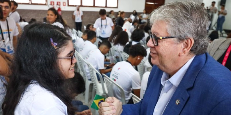 João Azevêdo acompanha pré-embarque de alunos para o Reino Unido e destaca ampliação do aprendizado com programa de intercâmbio