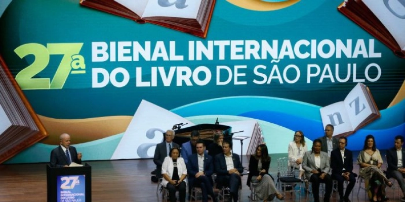 Lula assina regulamentação da Política Nacional de Leitura e Escrita 