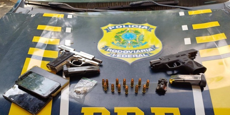 Ação conjunta entre PRF e Polícia Civil tira de circulação duas armas de fogo e detém dois indivíduos na Paraíba 