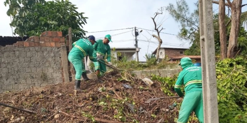Agentes da Emlur retiram excesso de vegetação e de resíduos na comunidade Santa Clara