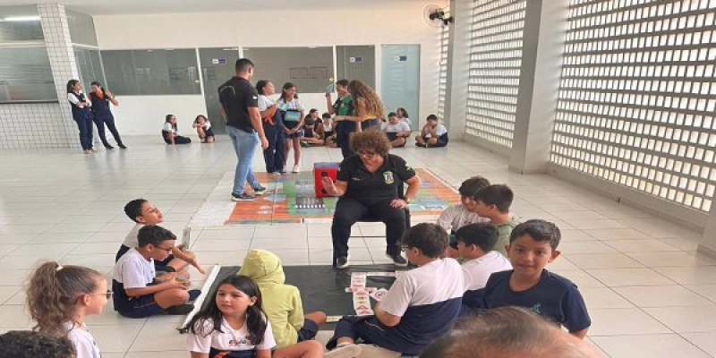 Semob realiza atividades educativas com palestras e jogos educativos nas escolas da Capital