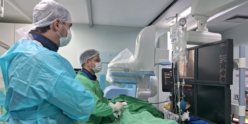 Hemodinâmica do Hospital Metropolitano realiza procedimento inédito em paciente que teve AVC