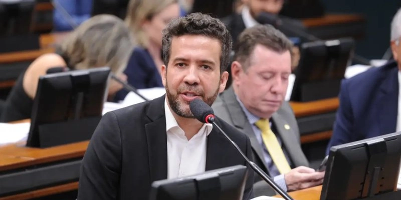 PF indicia deputado Janones por suspeita de esquema de "rachadinha"